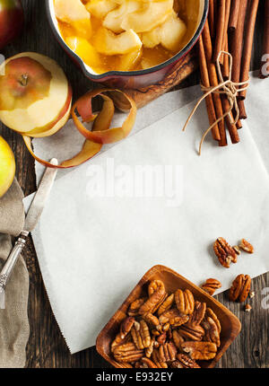 Herbst-Essen-Hintergrund mit Äpfeln, Gewürzen und Nüssen. Zutaten für Apfelkuchen zu backen. Stockfoto