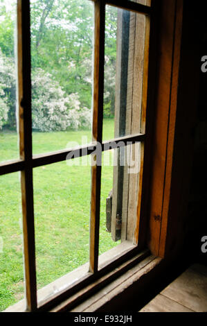 Fenster mit Blick nach draußen, Ritter-McDonald Blockhaus aus den 1850er Jahren Shiloh Ozark Geschichtsmuseum, Springdale, Arkansas Stockfoto