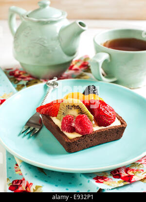 Schokolade Törtchen mit Chantilly Sahne und Beeren Stockfoto