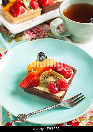 Schokolade Törtchen mit Chantilly Sahne und Beeren Stockfoto