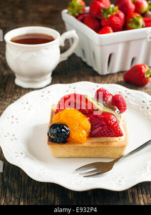 Törtchen mit Chantilly Sahne und Beeren Stockfoto