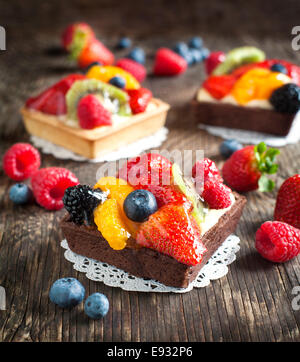 Törtchen mit Chantilly Sahne und Beeren Stockfoto