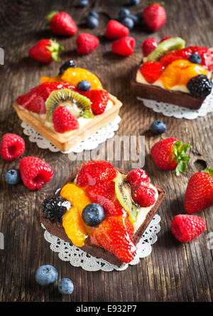 Törtchen mit Chantilly Sahne und Beeren Stockfoto