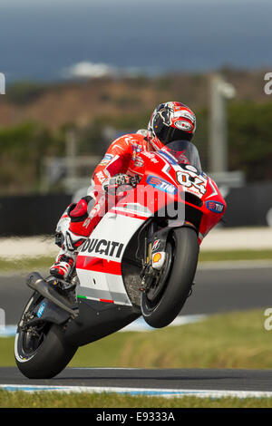 Phillip Island, Victoria, Australien. Samstag, 18. Oktober 2014. Ducati MotoGP Team Fahrer Andrea Dovizioso zieht einen Wheelie am Ende des freien Trainings drei Australian Motorcycle Grand Prix. Bildnachweis: Russell Hunter/Alamy Live-Nachrichten Stockfoto