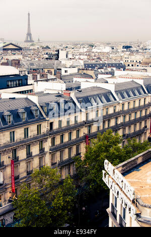 Blick über die Dächer von Paris von der Dachterrasse der Galeries Lafayette. Paris, Frankreich. Stockfoto