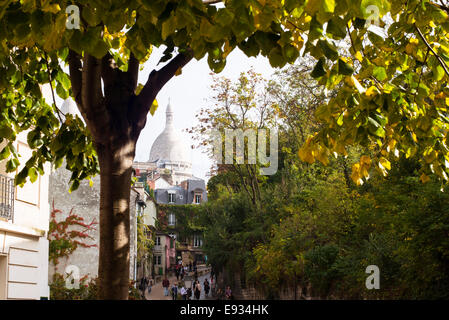 Blick auf Sacre Couer Kathedrale von Rue abreuvoir in Montmartre, Paris, Frankreich Stockfoto