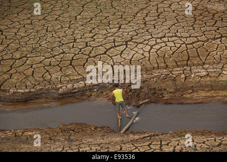 Sao Paulo, Brasilien. 17. Oktober 2014. Ein Mann geht auf dem trockenen Boden des Atibainha dam, das ist Teil des Cantareira Systems, verantwortlich für die Bereitstellung von Wasser zur Metro Sao Paulo in Nazare Paulista, Bundesstaat Sao Paulo, Brasilien, am 17. Oktober 2014. Das Cantareira-System, das Wasser für rund 6,5 Millionen Menschen bietet, ist laut Lokalpresse unter 4 Prozent der Gesamtkapazität, wegen der schlimmsten Dürre, die Sao Paulo in Jahrzehnten gelitten hat. Bildnachweis: Rahel Patras/Xinhua/Alamy Live-Nachrichten Stockfoto