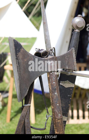 Anglo-Saxon-Axt und Schwert auf dem display Stockfoto