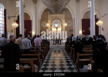 Syrische Christen Anbeter, die an einer Masse Zeremonie an der syrischen Kirche der Heiligen Jungfrau in der Stadt Qamischli auch Qamishly Kamishli oder Kamishly im Nordosten Syriens. Syrische Christen gehören zu den östlichen christlichen Tradition und Beten in Aramäisch. Sie beinhalten sowohl die orthodoxen und katholischen Zweige, und stellen rund 15 Prozent der 1,2 Millionen der syrischen Christen. Stockfoto