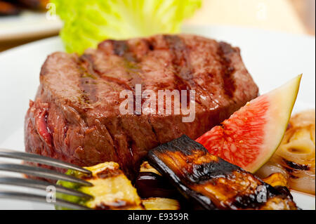 frisch gegrilltes Rindfleisch Filet Mignon und Gemüse Stockfoto