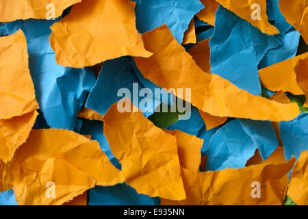 Bunte zerknittert und zerrissen, Stück Papier. Papierhintergrund. Stockfoto