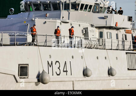 Belfast, Nordirland. 17. Oktober 2014 - Segler an Bord HNoMS Karmoy (M341) (Norwegen) von der NATO SNMCMG1 Minehunting Flotte bereiten Credit anlegen: Stephen Barnes/Alamy Live News Stockfoto