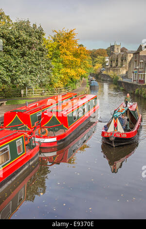 Narrowboats vor Anker am Federn Zweig, Leeds und Liverpool Canal, Skipton, North Yorkshire, England, UK Stockfoto