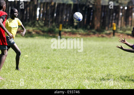 Kampala, Uganda. 18. Oktober 2014. Benachteiligten ugandischen Kinder nehmen Sie sich Zeit, Rugby zu spielen. Viele der Jugendlichen, die in Summen wohnen profitierten in der Bildung durch finanzielle Unterstützung von Expartraites, die den Sport lieben. Bildnachweis: Samson Opus/Alamy Live-Nachrichten Stockfoto