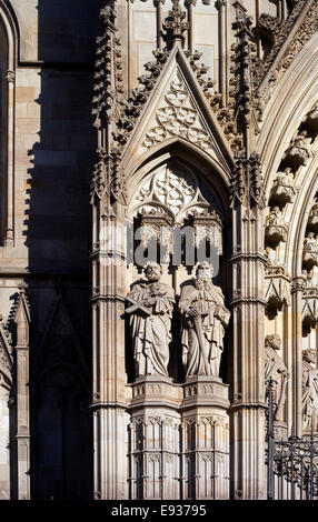 Zwei Figuren an der Fassade der Kathedrale des Heiligen Kreuzes und Santa Eulalia in Barcelona, Spanien Stockfoto