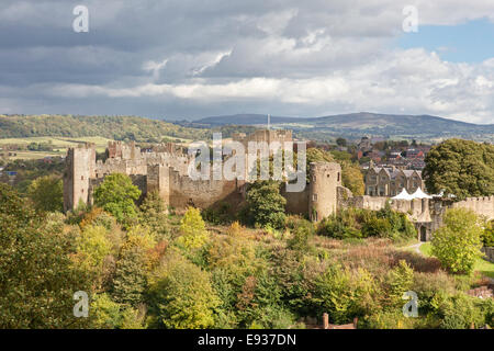 Ludlow Castle im Herbst Farbe und die entfernten Brown Clee Hügel, Ludlow, Shropshire, England, UK Stockfoto