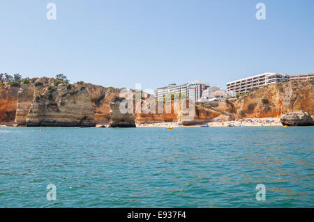 Luxushotels auf eine felsige Küste der Algarve in Portugal Stockfoto