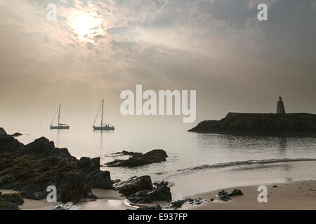 Segelboote vor Anker in der Morgendämmerung, Ynys Llanddwyn Island, Anglesey, North Wales, UK Stockfoto
