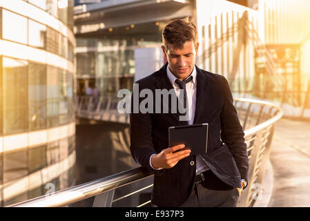 Porträt der Geschäftsmann mit einem digitalen Tablet Stockfoto