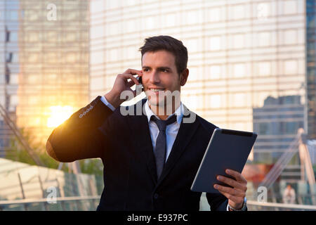 Geschäftsmann mit Handy Stockfoto