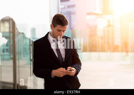 Geschäftsmann mit Handy Stockfoto