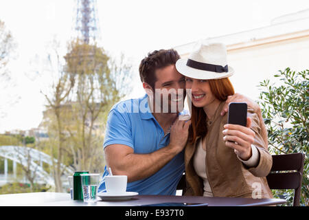 Paar Besuch Paris Stockfoto