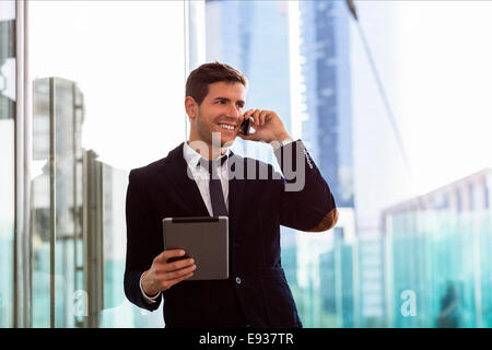 Geschäftsmann mit Handy Stockfoto