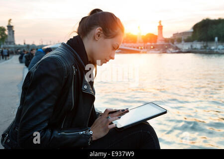 Frau mit Digital-Tablette Stockfoto