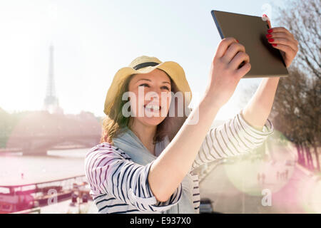 Frau Besuch Paris Stockfoto