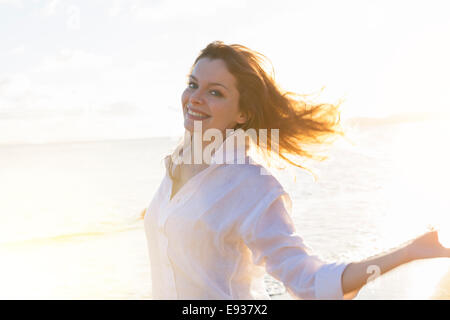 Porträt der Frau am Strand Stockfoto