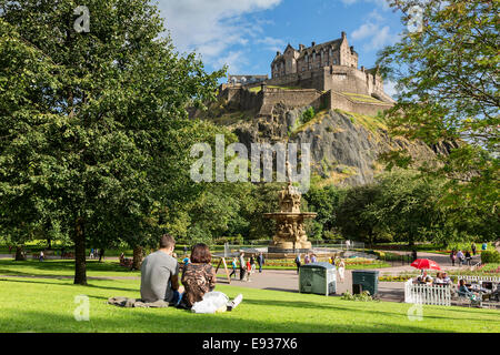 Edinburgh Castle und die Ross Fountain von Princes Street Gardens aus gesehen Stockfoto