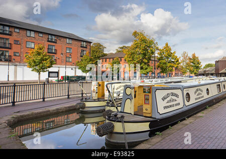 Narrowboats vor Anker in Coventry Kanal-Becken zum Jahresbeginn die Coventry Kanal, Coventry, Warwickshire, England, UK Stockfoto