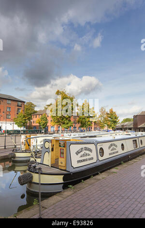 Narrowboats vor Anker in Coventry Kanal-Becken zum Jahresbeginn die Coventry Kanal, Coventry, Warwickshire, England, UK Stockfoto