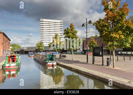 Narrowboats vor Anker in Coventry Kanal-Becken zum Jahresbeginn die Coventry Kanal, Coventry, Warwickshire, England, UK Stockfoto