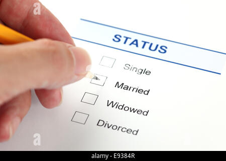 Familienstand-Form mit Checkbox und menschliche Hand mit Bleistift. Stockfoto