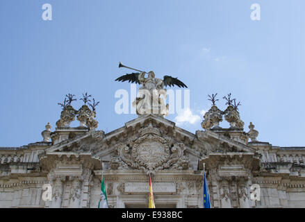 Der königliche Tabakfabrik (Spanisch: Real Fábrica de Tabacos) ist ein Steingebäude aus dem 18. Jahrhundert in Sevilla, Spanien. Stockfoto