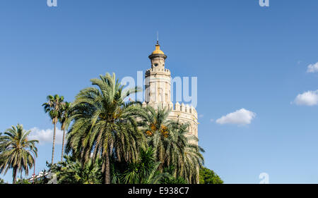 Der Torre del Oro, in Spanischer Sprache: Torre del Oro, ist eine militärische Kontrolle Turm, bestehend aus zwölf Seiten, die am Ufer des Sevilla, Spanien steht Stockfoto