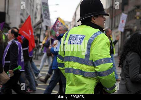 Ein Polizist sieht den TUC-Marsch entlang Piccadilly im Zentrum von London Stockfoto