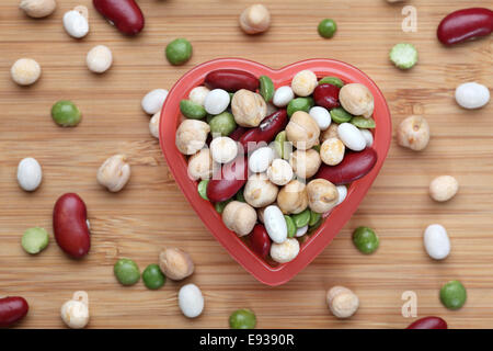 Gemischte Hülsenfrüchte Bohnen in einer Schüssel Herz. Close-up. Stockfoto