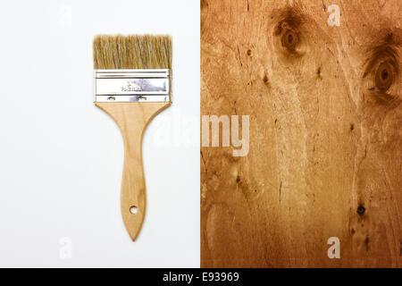 Renovierung-Pinsel auf weiß mit Holz Textur. Platz für Ihren Text. Stockfoto