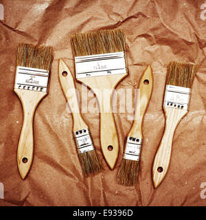 Satz von fünf verschiedenen Renovierung Bürsten auf Kraftpapier. Quadratische Komposition mit Vintage Instagram-Effekt. Stockfoto