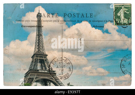 Antike französische Postkarte aus Paris mit Eiffelturm über blauen Himmel Stockfoto