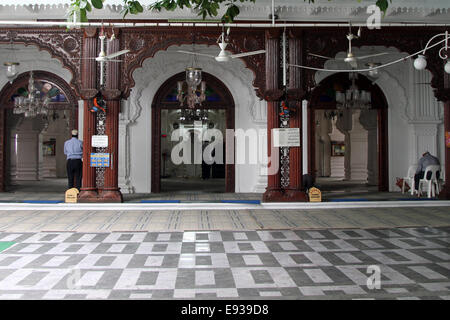 Männer beten in der Jummah Masjid (Moschee) in Port Louis, Mauritius Stockfoto