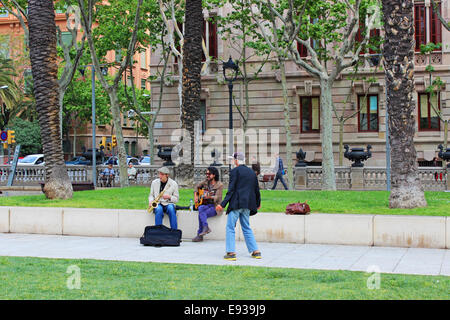 Alter Mann tanzt mit der Musik der Straßenmusikanten auf Passeig de Lluís Companys, in der Nähe von Arc de Triomf in Barcelona. Stockfoto