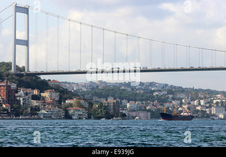 Bosporus, zweiten Bosporus-Brücke (Fatih Sultan Mehmet-Brücke) und ein Cargo-Schiff vorbei, Foto von Anadoluhisari Stockfoto