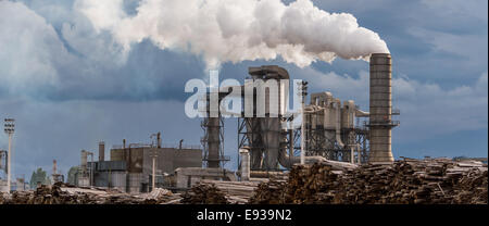Industrial-Szene mit Kaminen und stürmischen Himmel Stockfoto