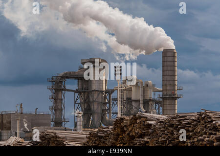 Industrial-Szene mit Kaminen und stürmischen Himmel Stockfoto