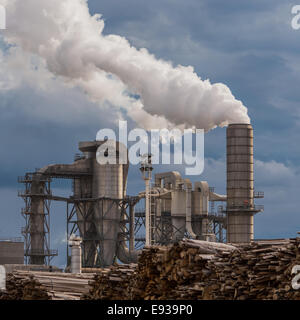 Industrial-Szene mit Kaminen und stürmischen Himmel Stockfoto