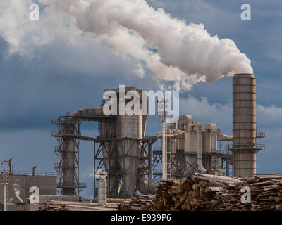 Industrial-Szene mit Kaminen und stürmischen Himmel Stockfoto