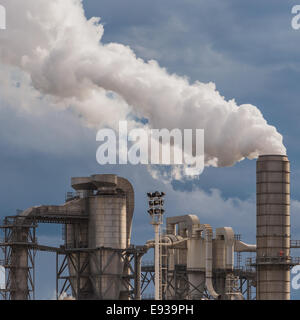 Industrial-Szene mit Kaminen und stürmischen Himmel Stockfoto